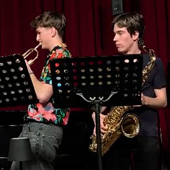5 vor Groove . Jazz Essentials